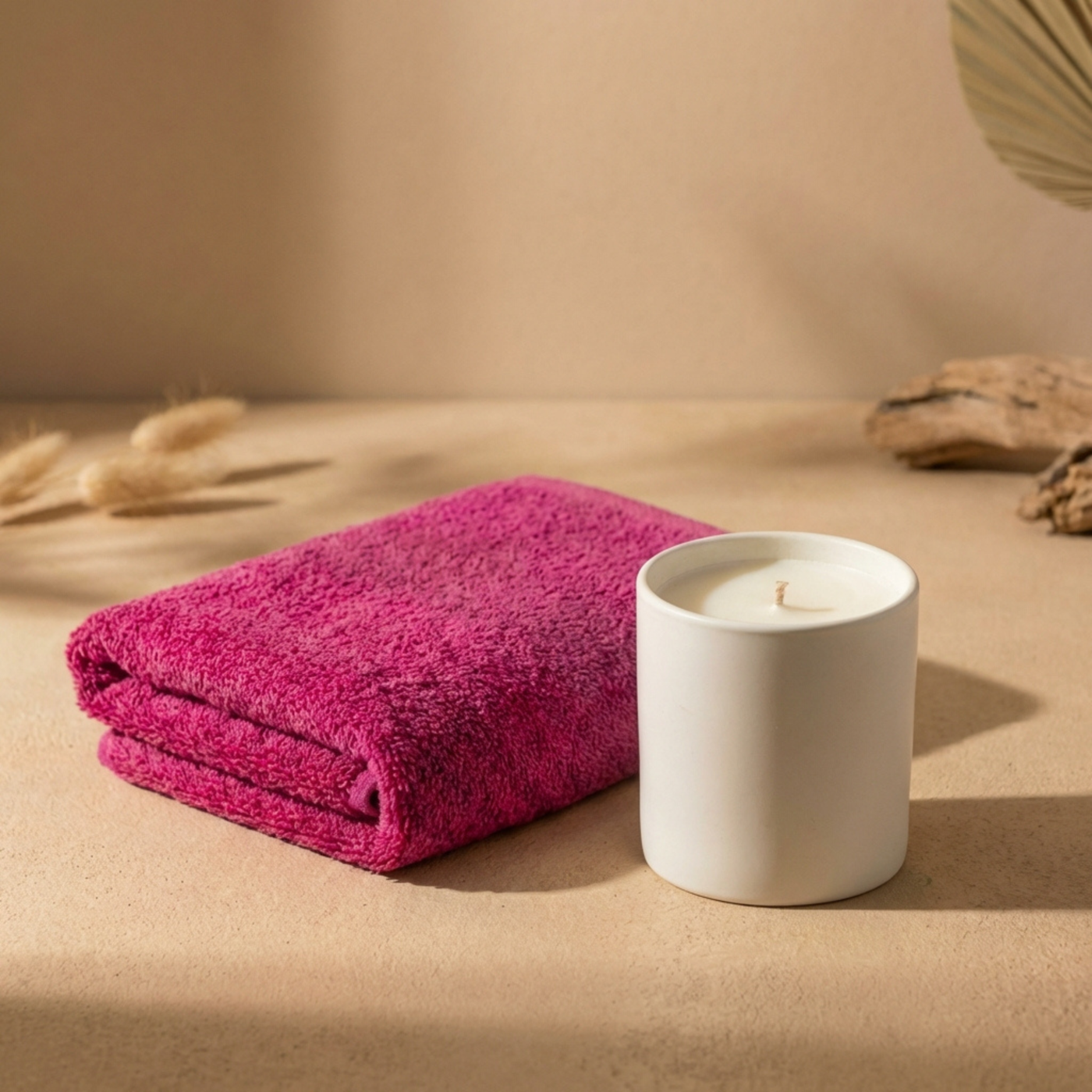 Fuchsia hotel handdoek met kaars 