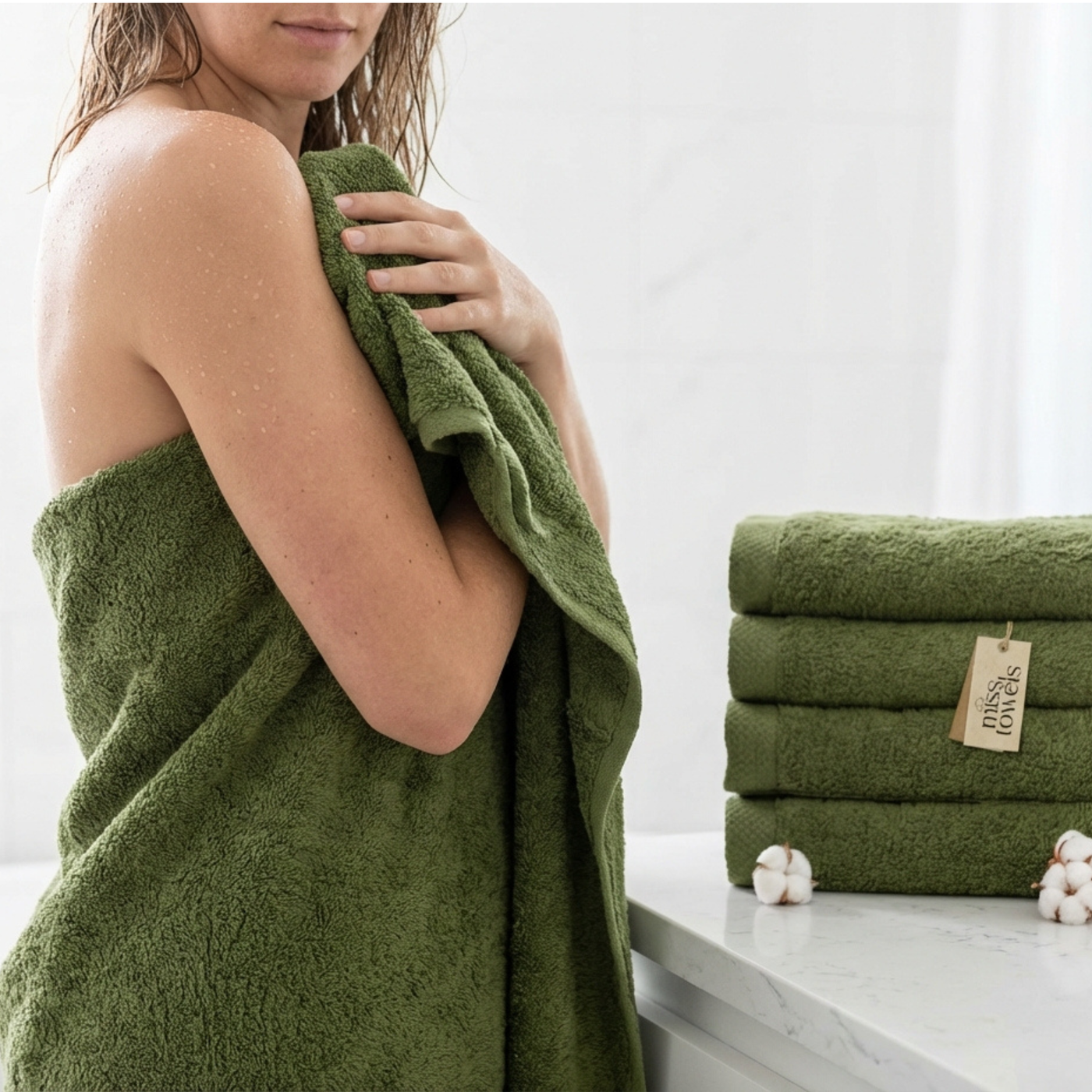 Model met olijf groene hotel handdoek 