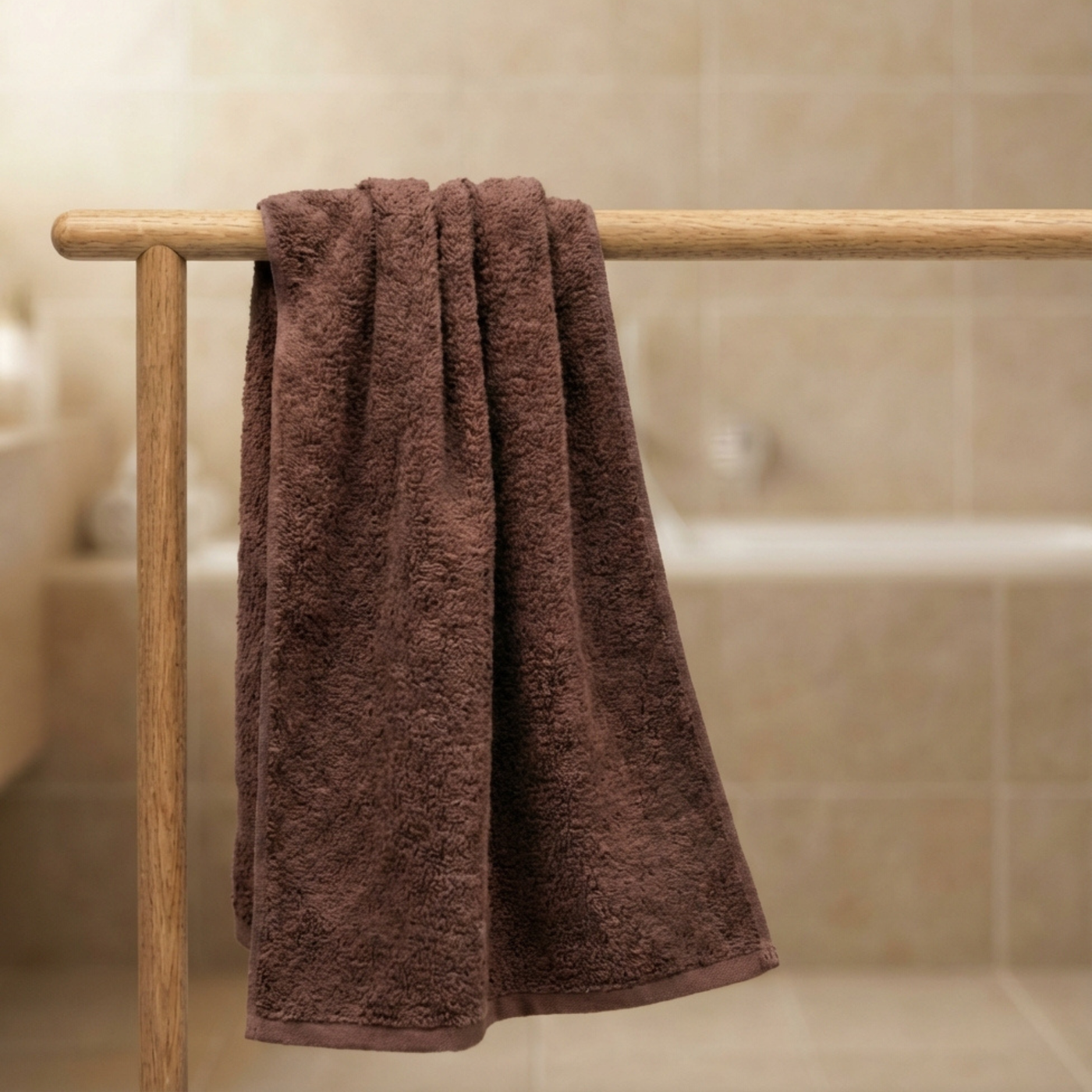 Chocolade bruine hotel handdoek over een rekje 