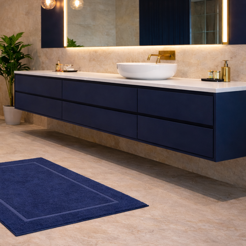 Badkamer met marineblauwe luxe hotel badmat 